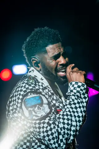Jason Derulo canta de cerca con una chaqueta de cuadros. Jason Derulo · Granca Live Fest, Gran Canaria, julio 2025