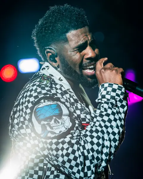 Jason Derulo sings up close in a checkered jacket. Granca Live Fest, Gran Canaria, July 2025. Photo for Why Agency.
