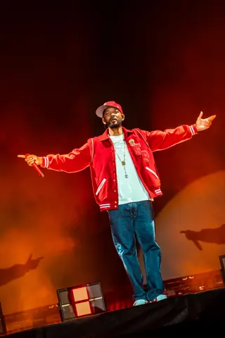 Will Smith con los brazos abiertos y chaqueta roja sobre el escenario. Will Smith · Granca Live Fest, Gran Canaria, julio 2025