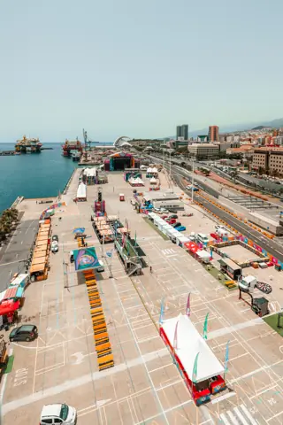 El recinto del festival en el puerto, desde arriba. Cook Music Fest · Puerto de Santa Cruz, Tenerife, julio 2024