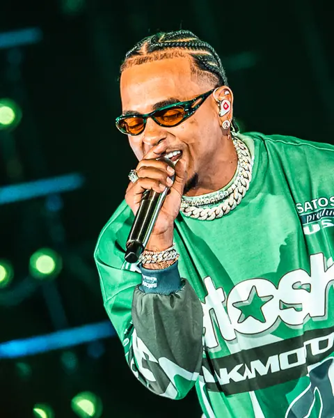 Ozuna sings up close in a green jacket under white light. Granca Live Fest, Gran Canaria, July 2025. Photo for Why Agency.