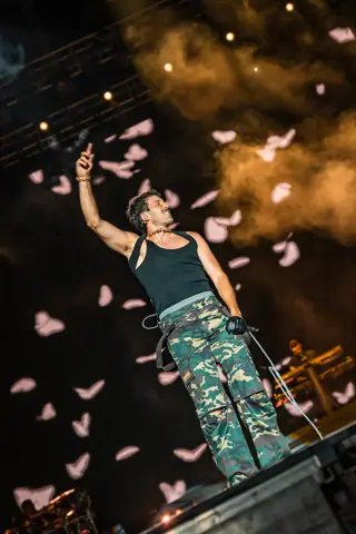 Sebastián Yatra canta entre una lluvia de pétalos y confeti. Cook Music Fest, Tenerife, julio 2025