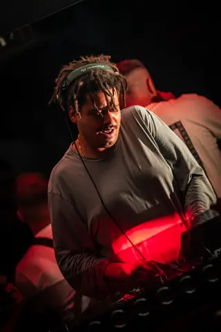 Seth Troxler a los platos bajo luz roja. Papagayo Beach Club, Tenerife, septiembre 2024
