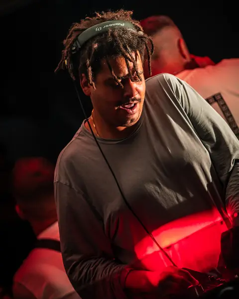 Seth Troxler at the decks under red light. Piknik, Tenerife, September 2024. Photo for Papagayo Tenerife.