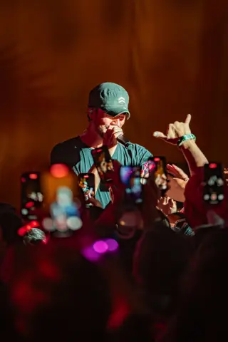 Enrique Iglesias sings in a cap among the crowd and phones. Granca Live Fest, Gran Canaria, July 2025. Photo for Why Agency.