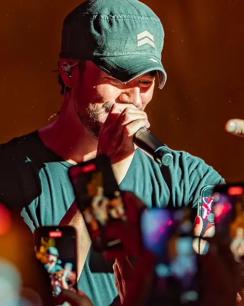 Enrique Iglesias sings in a cap among the crowd and phones. Granca Live Fest, Gran Canaria, July 2025. Photo for Why Agency.