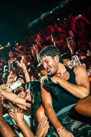 Sebastián Yatra canta rodeado de público. Cook Music Fest, Tenerife, julio 2025.