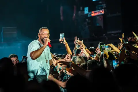 Will Smith sings up close to the crowd filming him with their phones. Granca Live Fest, Gran Canaria, July 2025. Photo for Why Agency.