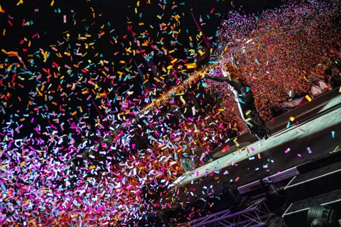 Explosión de confeti de colores sobre el escenario de Gloria Estefan. Cook Music Fest, Tenerife, julio 2025.
