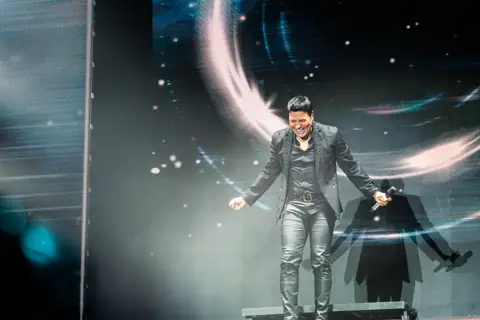 Chayanne en el escenario con una espiral de luz tras él. Cook Music Fest, Tenerife, julio 2026.