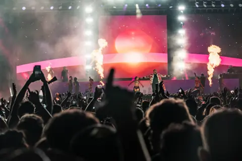 Escenario de Don Omar con llamas y pantalla rosa sobre el público. Cook Music Fest, Tenerife, julio 2026.