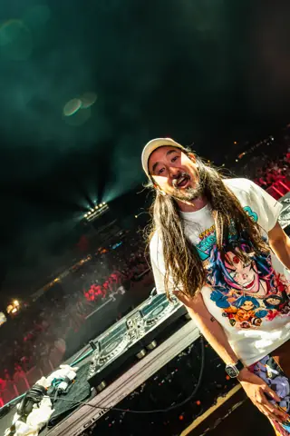 Steve Aoki, con gorra, mira a cámara desde la cabina. Lava Live, Lanzarote, julio 2025. Foto para Why Agency.