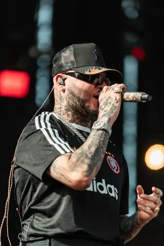 Farruko de cerca con gafas de sol y micrófono. Cook Music Fest, Tenerife, julio 2026.