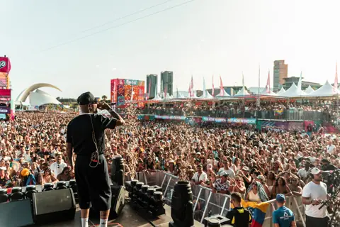 Farruko ante una multitud enorme a plena luz del día. Cook Music Fest, Tenerife, julio 2026.
