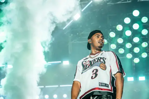 Myke Towers de cerca entre humo blanco y focos. Cook Music Fest, Tenerife, julio 2026.