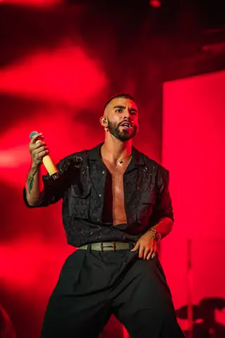 Manuel Turizo canta bajo luz roja. Lava Live, Lanzarote, julio 2024. Foto para Why Agency.