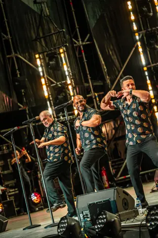 Tres cantantes de El Gran Combo con camisas estampadas. Cook Music Fest, Tenerife, julio 2025.