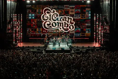 El Gran Combo de Puerto Rico en el escenario con su logo y el público. Cook Music Fest, Tenerife, julio 2025.