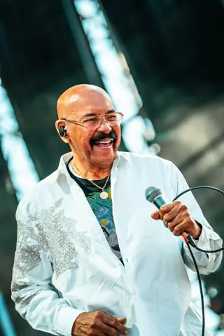 Óscar D'León sonríe con el micrófono y chaqueta blanca. Cook Music Fest, Tenerife, julio 2025.