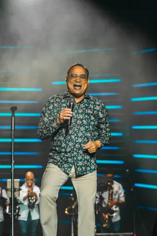 Gilberto Santa Rosa canta con camisa estampada. Cook Music Fest, Tenerife, julio 2024.