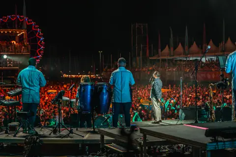 La banda de Gilberto Santa Rosa vista desde el escenario con el público. Cook Music Fest, Tenerife, julio 2024.
