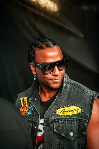 Cantante de Orishas con gafas de sol y chaleco vaquero. Lava Live, Lanzarote, junio 2025. Foto para Why Agency.