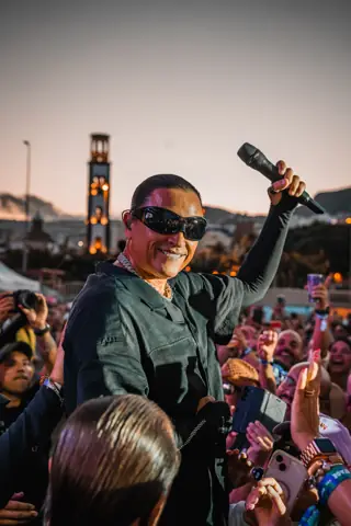 Elvis Crespo con gafas de sol y micrófono entre el público. Cook Music Fest, Tenerife, julio 2024.