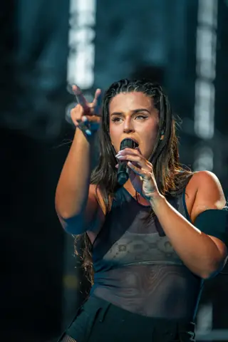 Nathy Peluso sings up close into the microphone. Granca Live Fest, Gran Canaria, July 2025. Photo for Why Agency.