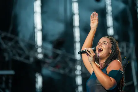 Nathy Peluso sings with her arm raised. Granca Live Fest, Gran Canaria, July 2025. Photo for Why Agency.