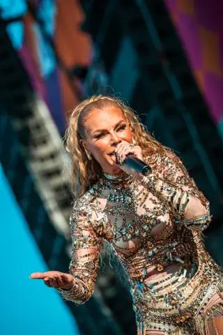 Olga Tañón canta de cerca con vestido de lentejuelas. Cook Music Fest, Tenerife, julio 2025.