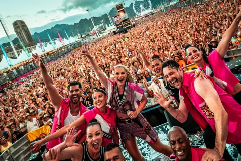 Olga Tañón y sus bailarines posan con la multitud detrás. Cook Music Fest, Tenerife, julio 2025.