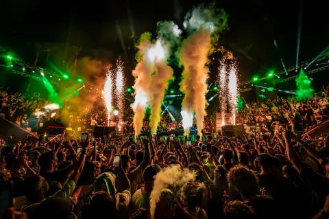 CO2 jets and lasers over the crowd at Joseph Capriati's set. MAPPA 03, Tenerife, April 2025. Photo for Just Music.