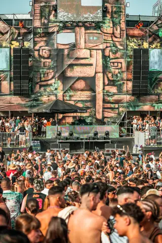Escenario con decorado de templo maya y público abarrotado de día. Sunblast, Tenerife, agosto 2025