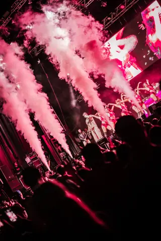 Columnas de CO2 rosa sobre el público y bailarinas en el escenario. Latrend, Tenerife, diciembre 2025