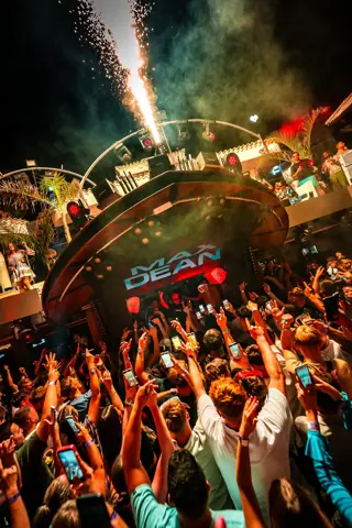 Chispas de fuego frío sobre la cabina de Max Dean y móviles en alto. Max Dean · Papagayo Beach Club, Tenerife, octubre 2024