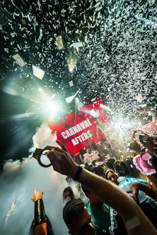 Confeti y CO2 sobre el público disfrazado bajo el cartel de Carnaval Afters. Gekko, Tenerife, febrero 2026