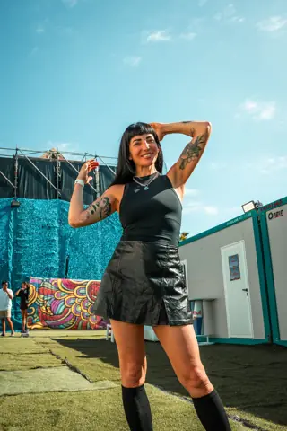 Juliet Fox posa en el backstage junto al escenario a pleno sol. Juliet Fox · elrow Tenerife, octubre 2025